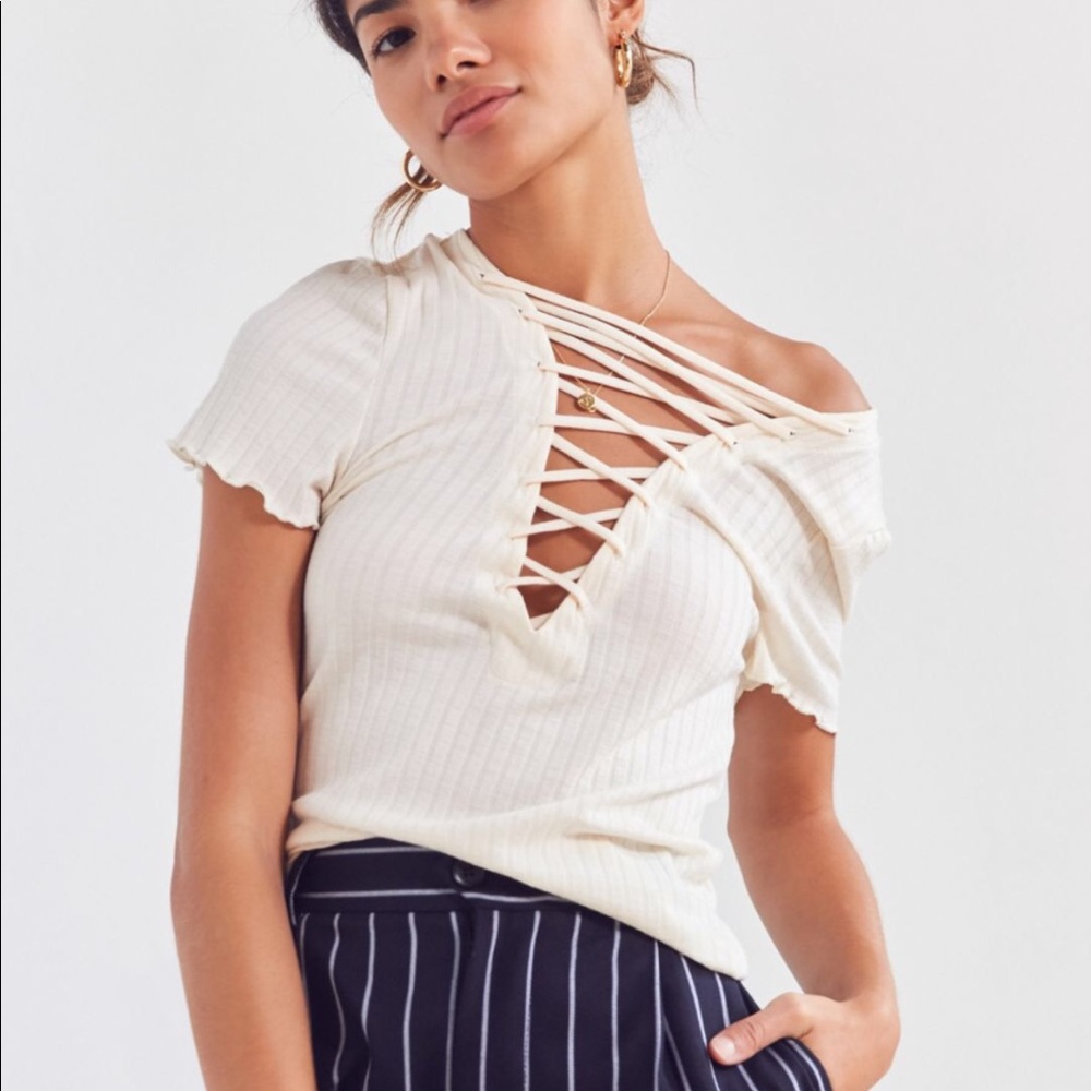 UO top size small in white